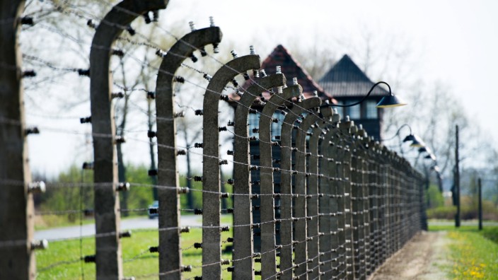 Geschichte: Der Zaun an der Gedenkstätte des Vernichtungslagers Auschwitz-Birkenau.