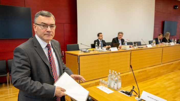 Corona-Politik in Bayern: Staatskanzleichef Florian Herrmann (CSU) verteidigt vor dem Untersuchungsausschuss das Agieren der Staatsregierung - und zeigt zugleich Verständnis für die Aufarbeitung.