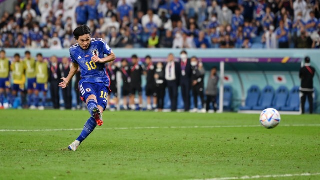 WM-Aus gegen Kroatien: Sieht gar nicht so schlecht aus, hat aber eher Ähnlichkeit mit einer Rückgabe: Takumi Minamino verschießt den ersten japanischen Elfmeter.
