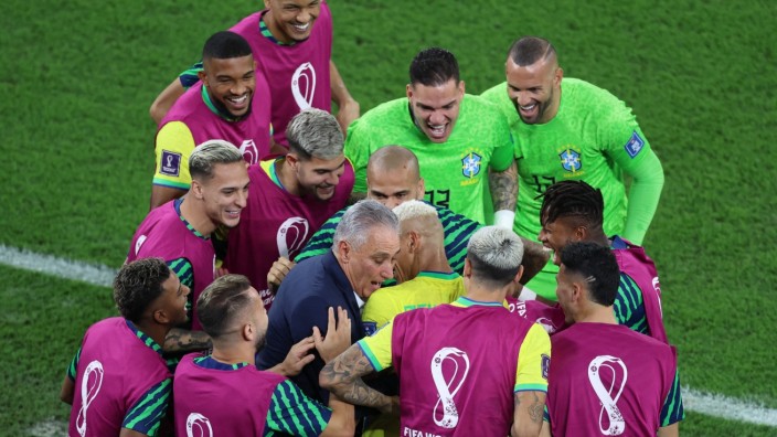 Sieg gegen Südkorea: Ein ungewöhnliches Bild: Brasilien-Trainer Tite (Mitte) wedelte mit den Armen, um sich in eine Jubel-Choreografie einzureihen, die eine Taube nachahmen soll.