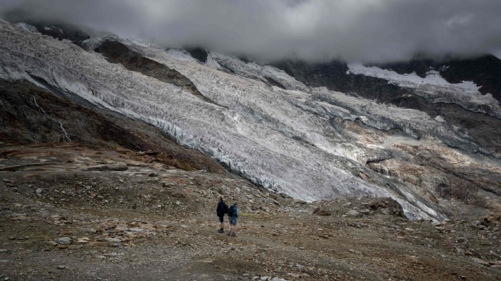 Klimawandel: Der Feegletscher oberhalb des Schweizer Orts Saas-Fee litt in diesem Jahr unter anhaltend hohen Temperaturen. Auch viele Bergrouten waren deshalb gesperrt.