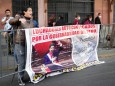 Anhänger des Präsidenten  Castillo protestieren vor dem Parlament in Lima gegen den Versuch, diesen des Amtes zu entheben.