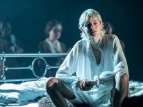 Theaterstück “Orlando”: Emma Corrin ist die perfekte Besetzung