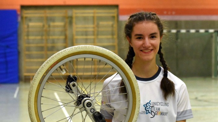 Landkreis Dachau: Svenja Stronzik gewann bei der diesjährigen Weltmeisterschaft in Grenoble die Bronzemedaille der U21 mit ihrer Einzelkür im Freestyle-Einrad.