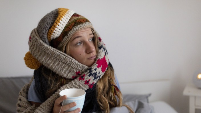 SZ-Kolumne Typisch deutsch: Niesen nach der Wiesn: Eine Frau bekämpft mit Tee ihre Erkältung (Symbolfoto).