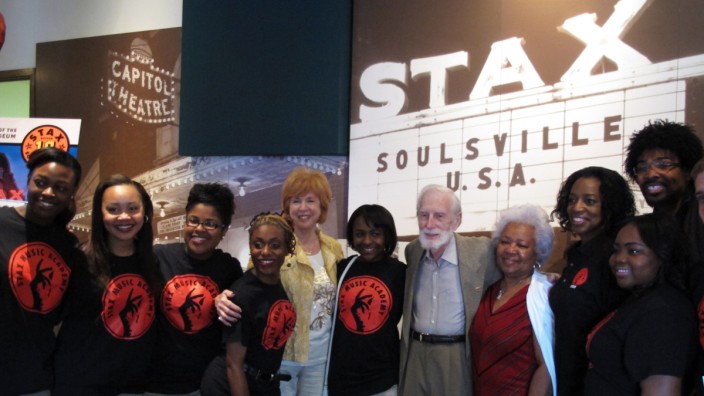Zum Tod von Jim Stewart: "Stax"-Gründer Jim Stewart (mit Bart in der Mitte) zwischen Studenten der Stax Music Academy im April 2013 in Memphis.