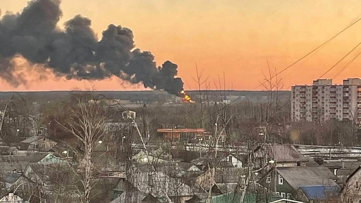 Nach einem Angriff mit einer Drohne ist beim Flughafen von Kursk ein Feuer ausgebrochen.