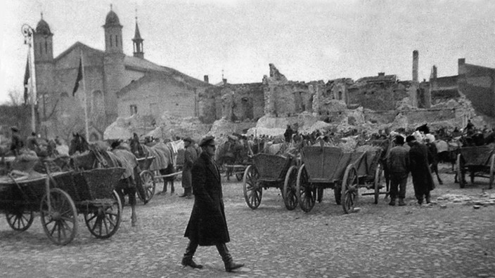 Reparationen: Die Stadt Wielun war das erste Ziel, das die deutsche Luftwaffe in den Morgenstunden des 1. September 1939 bombardierte. Dabei wurden 70 Prozent der Gebäude zerstört.