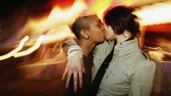 LGBTQ-Rechte: Küssen bleibt erlaubt - aber außerehelicher Sex wird in Indonesien bald mit bis zum einem Jahr Gefängnis bestraft.
