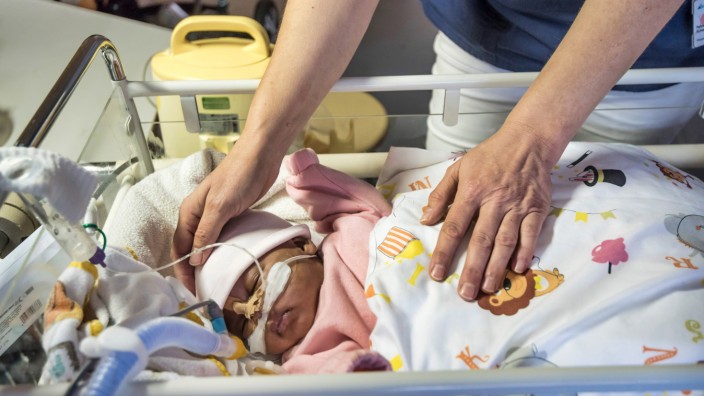 Kinderklinik in Starnberg: Die zwei Monate alte Gloriana hat sich mit dem RS-Virus infiziert, das Atmen fällt dem Säugling schwer. In der Kinderklinik bekommt das kleine Mädchen Sauerstoff zugeführt.