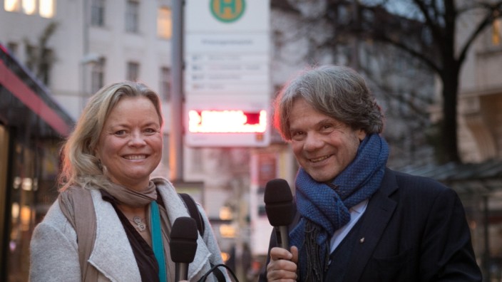 SZ-Podcast "München persönlich": Gastronom Michael Käfer und SZ-Ressortleiterin Ulrike Heidenreich unterwegs mit dem Bus 100 für den SZ-Podcast "München persönlich".