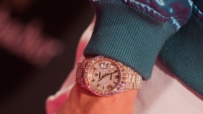 Luxus: Eine mit Diamanten besetzte Rolex Day-Date des US-Rappers Macklemore: Teilweise erreichten Luxusuhren auf dem Graumarkt das Dreifache des Verkaufspreises.