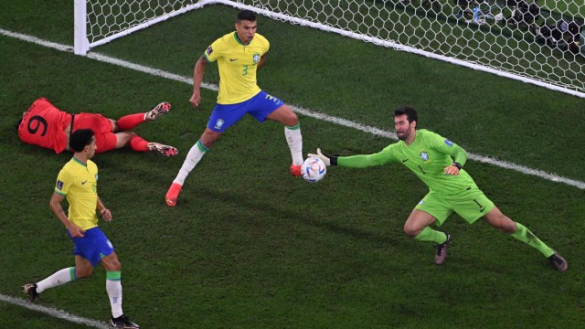 Brasilien bei der WM: Stiller Sieger: Brasiliens Torwart Alisson kassierte zwar ein Gegentor, vereitelte aber eine asiatische Großchance nach der anderen.