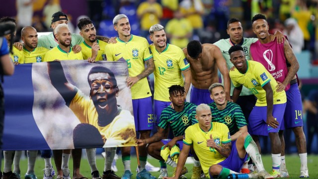 Brasilien bei der WM: Beste Wünsche ins Krankenhaus: Brasiliens Spieler huldigen dem kranken Idol Pelé.