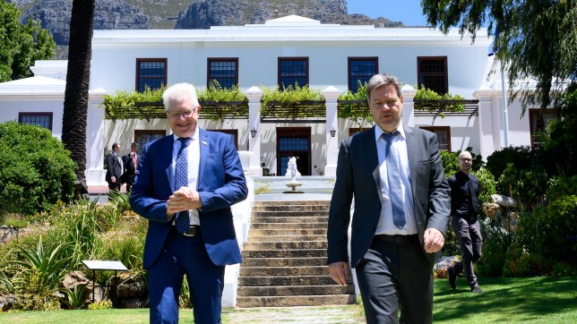 Reise nach Namibia und Südafrika: Mit dem Ministerpräsidenten der südafrikanischen Provinz Westkap, Alan Winde, sprach Robert Habeck über Energie und den klimagerechten Umbau der Wirtschaft. Kurz: über die Zukunft.