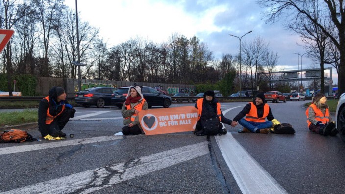 Klimaproteste: Wieder Straßen blockiert: Vertreter der "Letzten Generation" fordern die Wiedereinführung des Neun-Euro-Tickets für den öffentlichen Verkehr und ein Tempolimit von 100 Stundenkilometern auf deutschen Autobahnen.