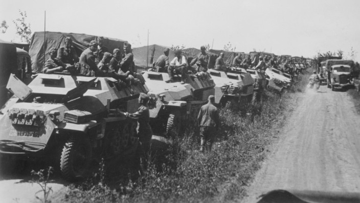 Das Politische Buch: Auf dem Weg zur Entscheidungsschlacht: Deutschen Soldaten in ihren Panzerwagen bei einer Rast auf ihrem Vormarsch Richtung Stalingrad.