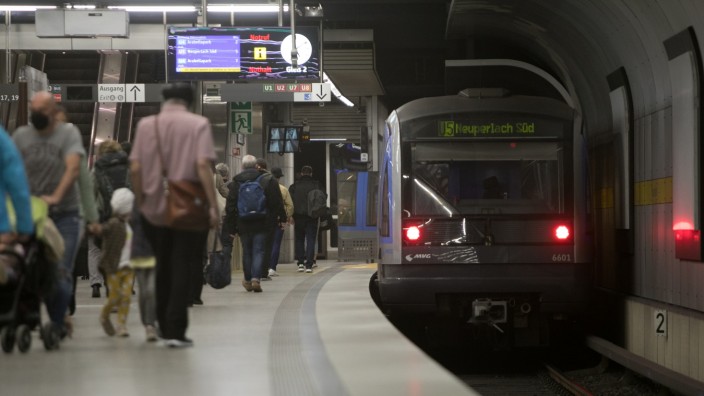 100 Millionen Euro für neue Haltestelle: Eine Bahn der Linie 5 am Hauptbahnhof