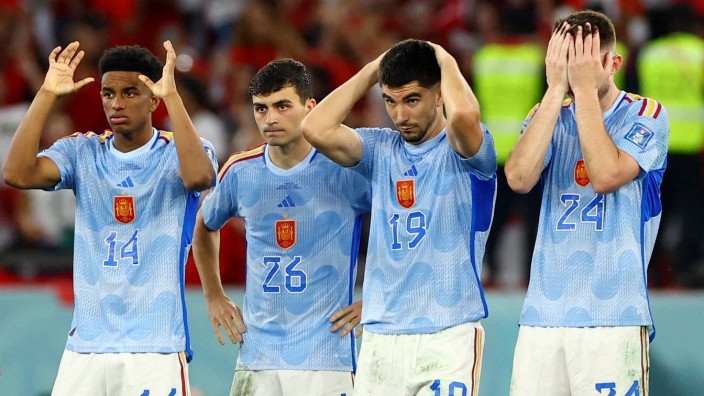 Fußball-Ausrüster: Sie sind raus: Spaniens Nationalspieler tragen zwar Adidas-Trikots, verloren am Montag aber trotzdem gegen Marokko.
