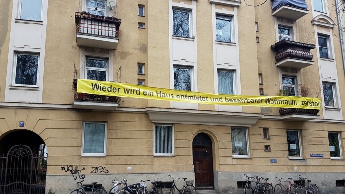 Sendlinger Mietkonflikt: Ein Banner als Signal: Die Mieter des Hauses Bruderhofstraße 43/Schäftlarnstraße 92 fürchten, vertrieben zu werden.