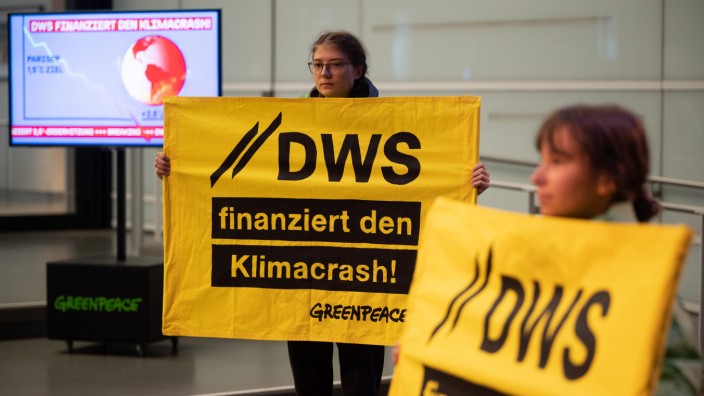 Nachhaltige Finanzen: Im Oktober protestierte Greenpeace gegen die ESG-Strategie von DWS. Die Organisation hält sie für unzureichend im Kampf gegen den Klimawandel.