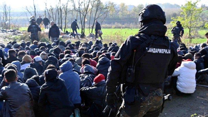Migration: Migranten Ende November in der Umgebung von Horgoš. Die serbische Polizei hat sie unweit eines wichtigen Grenzübergangs zu Ungarn und damit zur EU zusammengetrieben.
