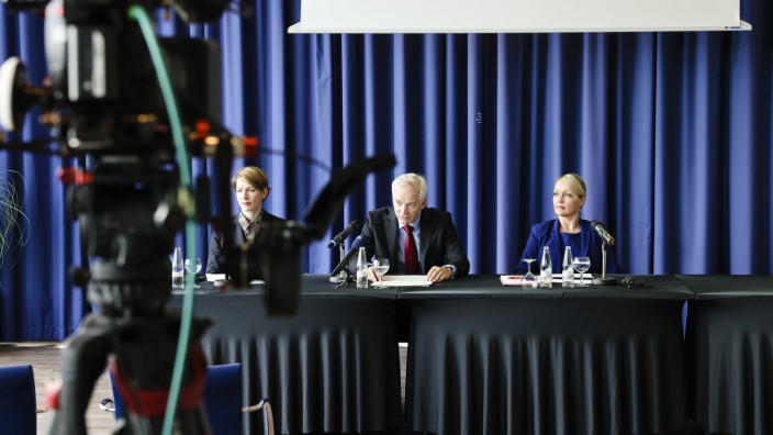 NDR: Einmal mehr geht es vor der Kamera um den NDR: Christiane Hahn und Frank Marzluf vom Wirtschaftsprüfungsunternehmen Deloitte sowie Laura Pooth, Vorsitzende des NDR Landesrundfunkrates Schleswig-Holstein, präsentieren die Ergebnisse der Untersuchung.