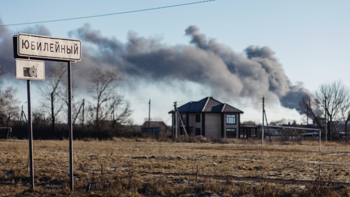 Drohnen-Angriff: In der russischen Region Kursk brennen nach einem Drohnenangriff die Öltanks eines Flughafens.