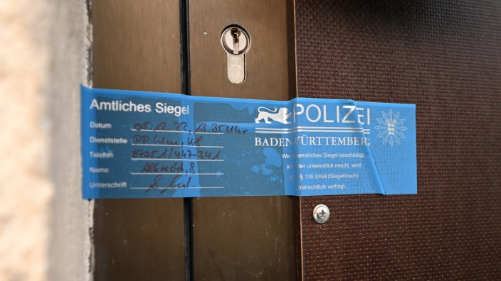 Baden-Württemberg: Ein Polizeisiegel ist an einer Tür eines Hauses in der Nähe des Tatorts angebracht, an dem die zwei Mädchen angegriffen worden sind.