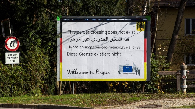Kultur im Landkreis: "Diese Grenze existiert nicht": Das behauptete das Plakat des "Peng! Kollektiv" in Bayrisch Gmain.