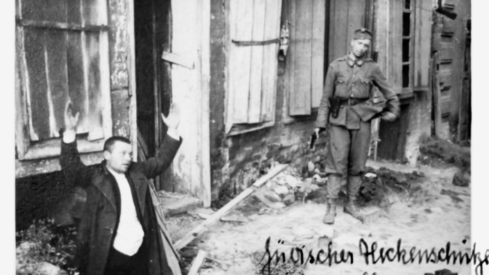 Privatfotos in der NS-Zeit: Im Kriegsalbum aus Russland von Alfons H. steht bei diesem Bild geradezu zynisch "jüdischer Heckenschütze wird gestellt". Doch der Mann ist unbewaffnet und ergibt sich mit erhobenen Händen.
