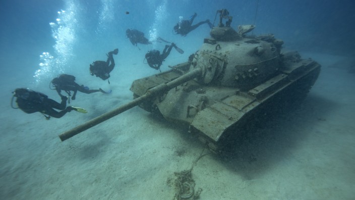 Tourism for scuba diving served by a 45-ton tank in Antalya