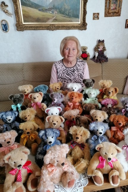Mitten in Gröbenzell: "Ich mache das gerne. Es ist ja für Notfälle": Helga Seemüller präsentiert ihre Teddybären-Spende für das Kriseninterventionsteam der Malteser.
