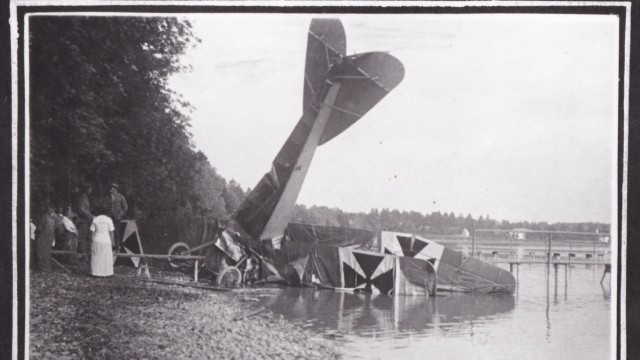 Historie: Die Aufnahme entstand um das Jahr 1915. Es zeigt ein am Fußweg nach Seeseiten abgestürztes Jagdflugzeug der "Albatros"-Flugzeugwerke.
