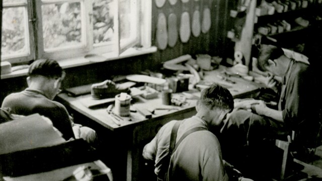 Historie: Die Schusterwerkstatt, in der um das Jahr 1948 die ersten Dr. Martens-Luftpolster-Schuhe gefertigt wurden.