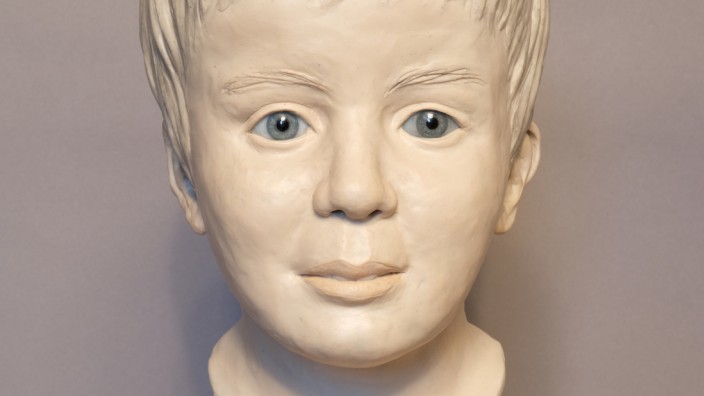 Ingolstadt: Mittels einer rechtsmedizinischen Gesichtsrekonstruktion erstellten Skulptur eines Jungen, der im Mai tot bei Vohburg in der Donau gefunden wurde, erhoffte man sich neue Hinweise.