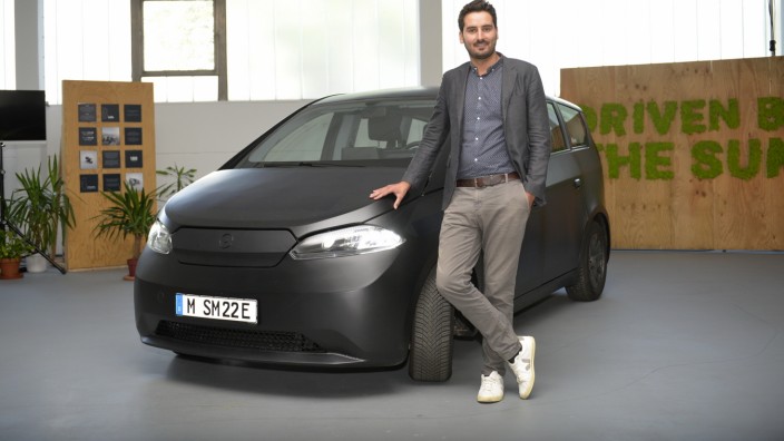Sono Sion: Laurin Hahn, einer der Gründer von Sono Motors, vor dem Solar-Auto Sono Sion. Ob der Wagen je gebaut wird?