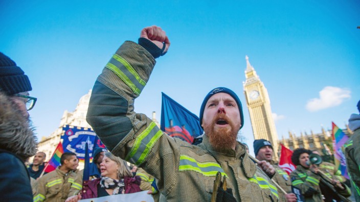 Streiks im Vereinigten Königreich: Feuerwehrleute demonstrieren am Dienstag in London für höhere Löhne - und drohen mit Streik.