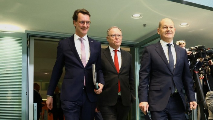 Ministerpräsidentenkonferenz mit Kanzler: Kanzler Olaf Scholz (rechts) mit den Ministerpräsidenten Stephan Weil (Mitte) und Hendrik Wüst nach den Verhandlungen.