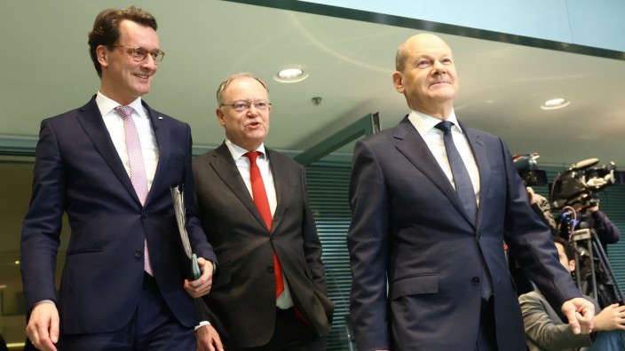 Hendrik Wüst, Stephan Weil sowie Kanzler Olaf Scholz im Anschluss an ein Bund-Länder-Treffen