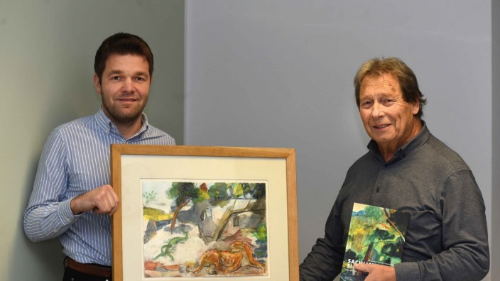 Schwabhausen: Maximilian Mader übergibt das Gemälde "Tiger mit Echse" (Tempera) seines Großvaters Joseph Mader an Jürgen Rothaug für das SZ-Benefizkonzert zur Versteigerung.