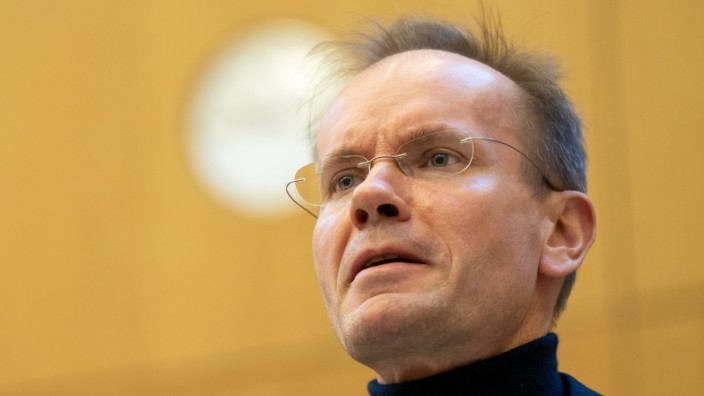 Österreich-Kolumne: Markus Braun kam im dunklen Rollkragenpullover. In München muss sich der ehemalige Wirecard-Chef sich unter anderem wegen bandenmäßigen Betrugs verantworten.