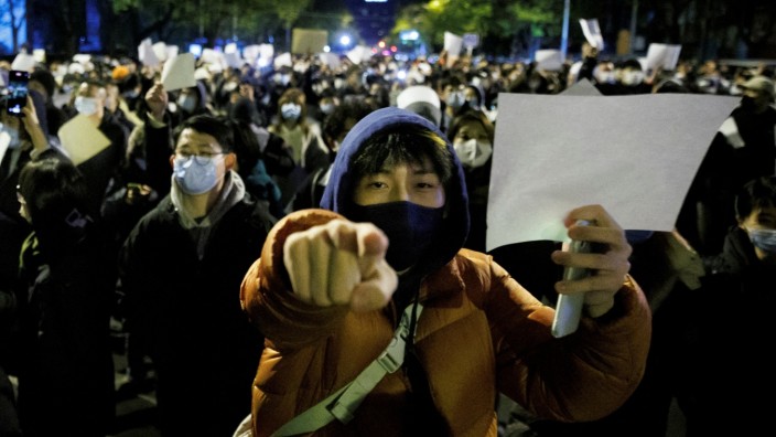 Sars-CoV-2: Pekinger protestieren am 27. November 2022 gegen die strikten Corona-Regeln.