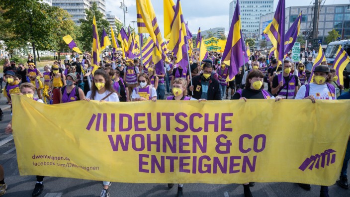 Volksentscheid in Berlin: Auf Demonstrationen in Berlin gegen hohe Mieten forderten Teilnehmende im Sommer bereits die Enteignung großer Wohnungskonzerne.