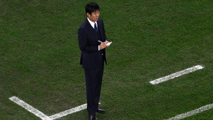 Japans Trainer Moriyasu: Fußball als Chance für das Papier: Japans Trainer Hajime Moriyasu macht sich Notizen.