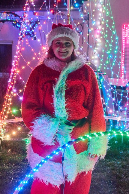 Weihnachtsillumination: Mariola Voß im eigenen Weihnachtswunderland.