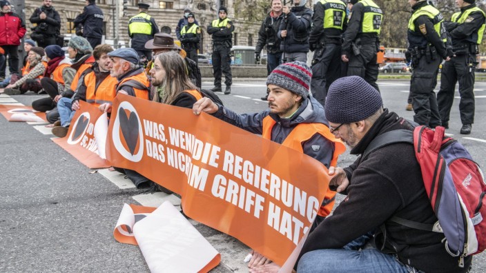 Klimaaktivisten: Rushhour ausgebremst: Am Montagmorgen um 8 Uhr blockierten Aktivisten der "Letzten Generation" am Stachus in München den Berufsverkehr.