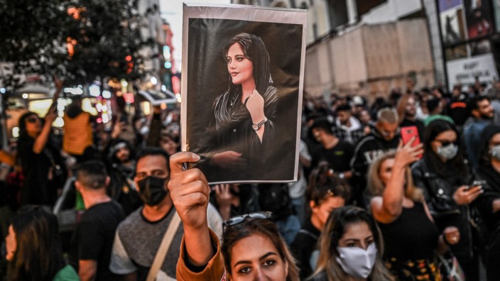Iran: Demonstranten in Teheran mit einem Porträt Mahsa Aminis.