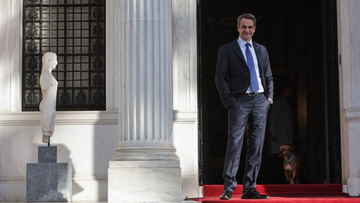 Griechenland: "Nächstes Jahr werden wir noch schneller wachsen": Regierungschef Kyriakos Mitsotakis, hier vor dem Amtssitz Villa Maximos in Athen.