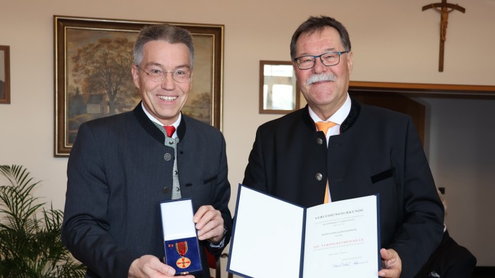 Kultur: Preisträger Georg Hermansdorfer (rechts) mit dem Rosenheimer Landrat Otto Lederer.